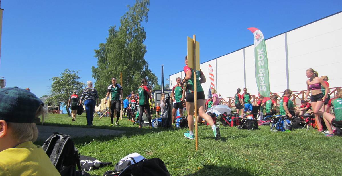 Packat med löpare och publik på tävlingsarenan i Aneby.