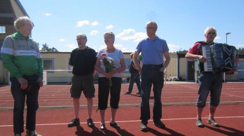 Ivan Karlsson höll ett litet tal till den jublerande 90-åringen som deltagit i Höglandets Veterantävlingar ända sen starten