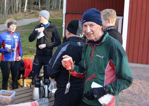 Still going strong Håkan Gustafsson BOK "svalkar" sig med en varm glögg.